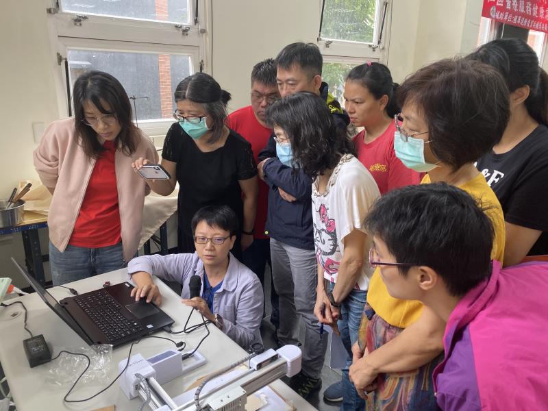 根據圖案線條粗細，如何調整雷雕機設備功率和深度，以及擺放位置，讓自己設計的圖案呈現最美的效果，學員們一起圍著老師認真聽講。