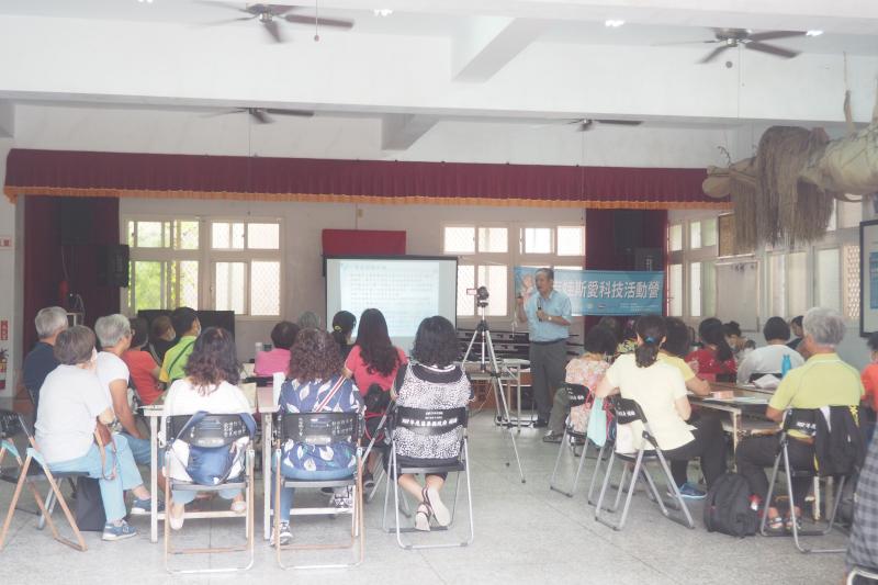 博士認真講課，學員認真聽課