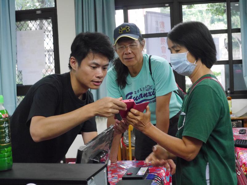 老師教導學員手機操作剪輯空拍軟體