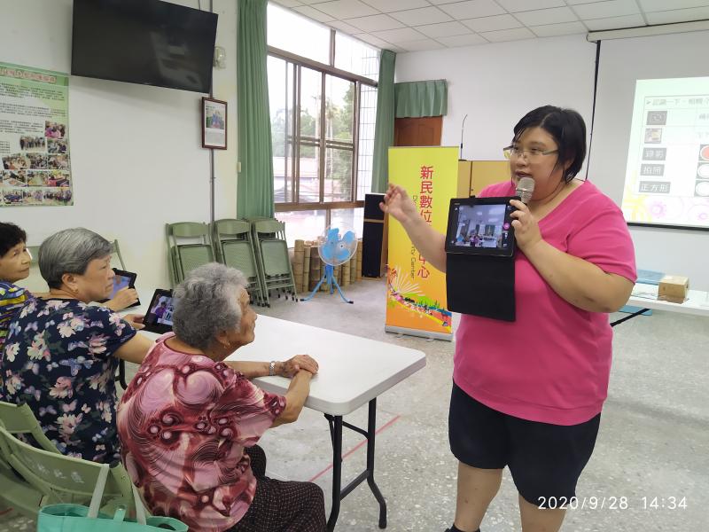 陳老師協助小半天社區行動DOC資訊課程