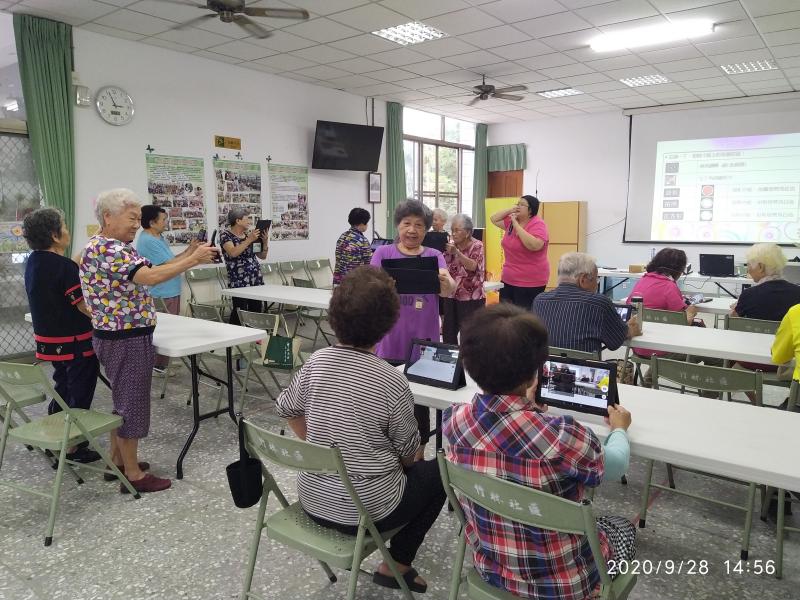 社區學員練習平板拍照實作