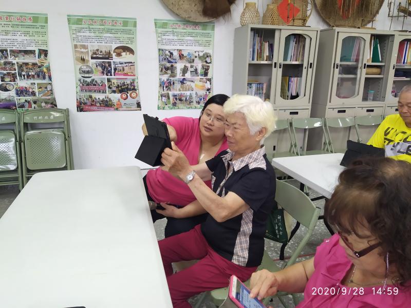 陳老師與學員學習互動