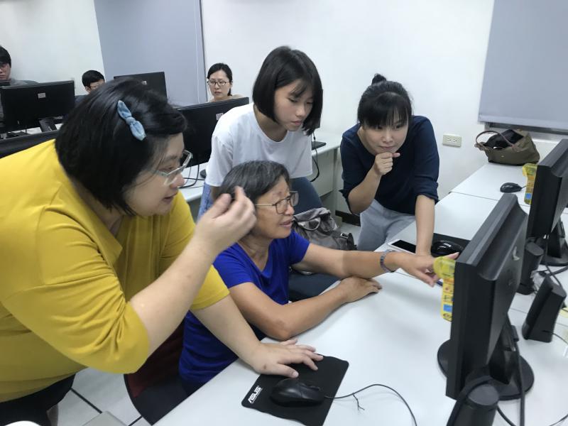 陳老師與學員學習互動