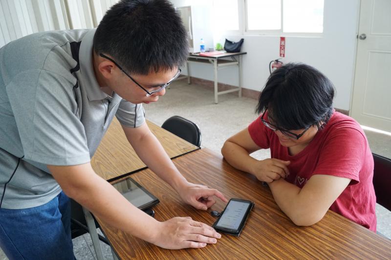 講師協助社區民眾排除手機問題