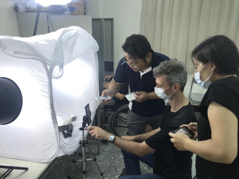 由學員與老師指導拍攝環物及攝影棚實作情形