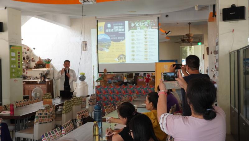 好想來集集~遊程設計吸客成功的關鍵課程-學員拿著手機拍攝講師分享。