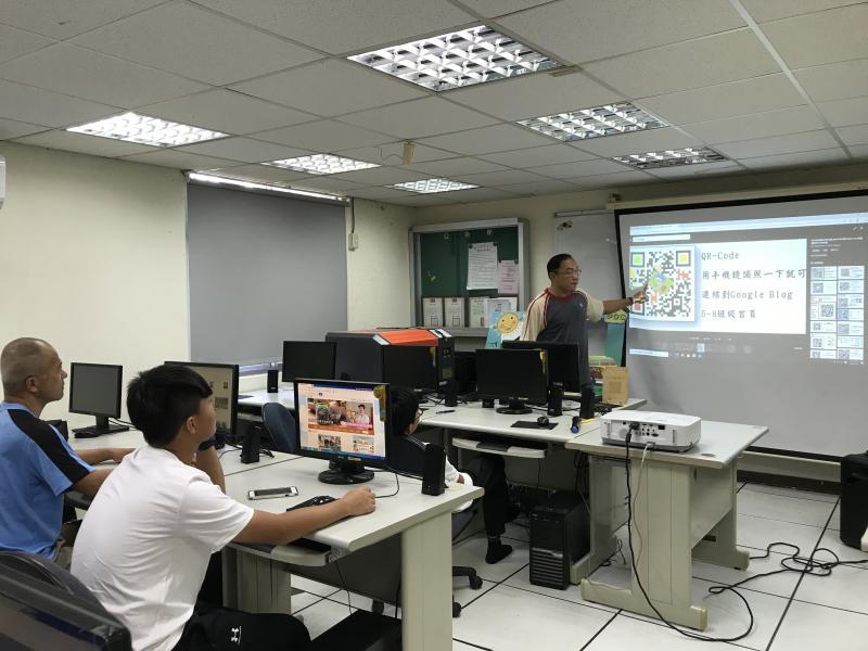 新民老師協助教授學員QRcode的製作程式