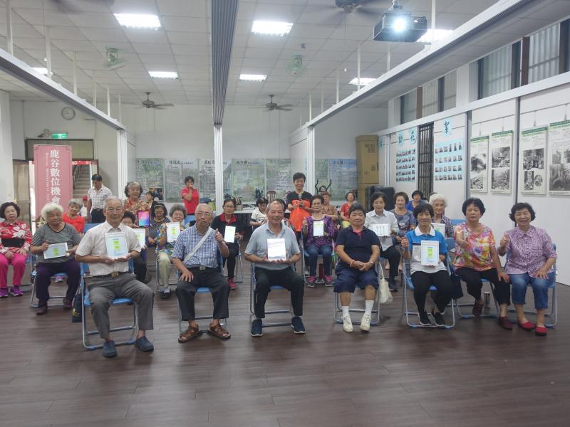 老師指導學員如何操作健保快易通APP