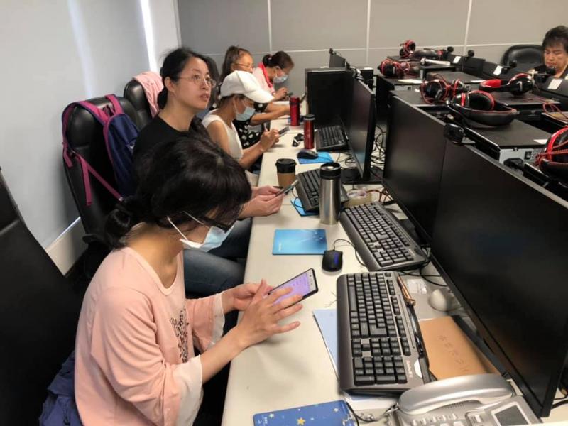 學員從實體唱歌到學習使用線上歡唱APP，儘管疫情無法相聚，也可以透過APP歡唱。