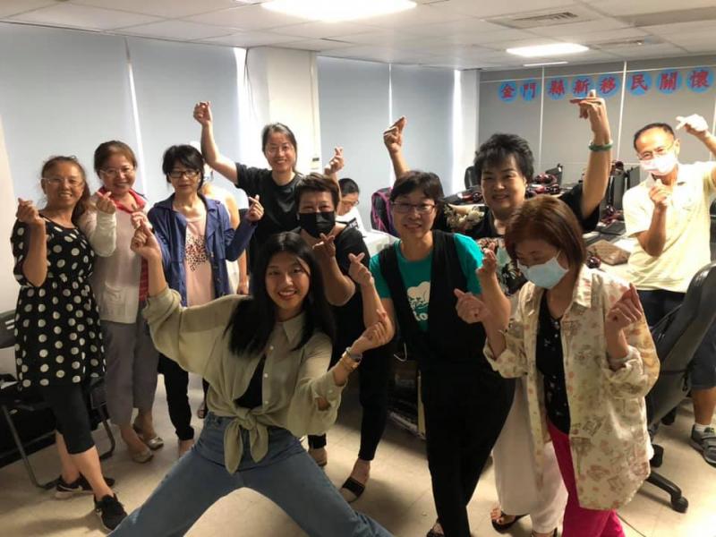 老師特地教了兩首不同年齡層的熱門歌曲  江蕙的「家後」跟五月天的「知足」  透過簡單的＂線上搜尋歌詞＂，讓其他未參加PK的學員  也能一同歡唱