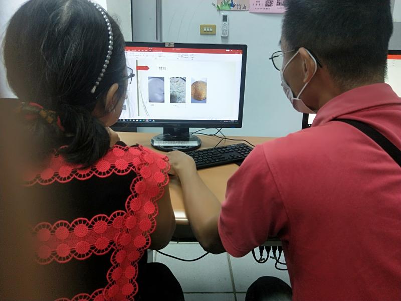 學員一起解決問題