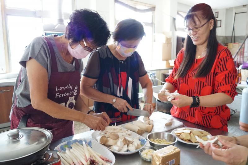 老師教導學員正確切食材方法