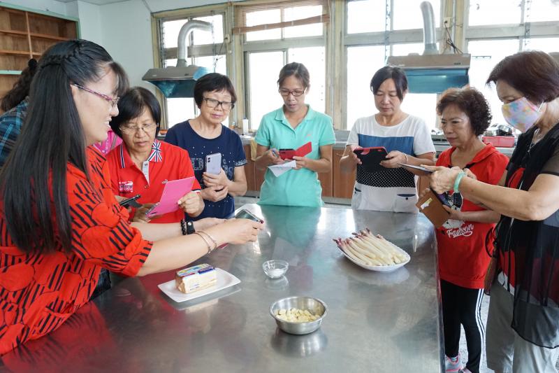 學員拍攝食材紀錄