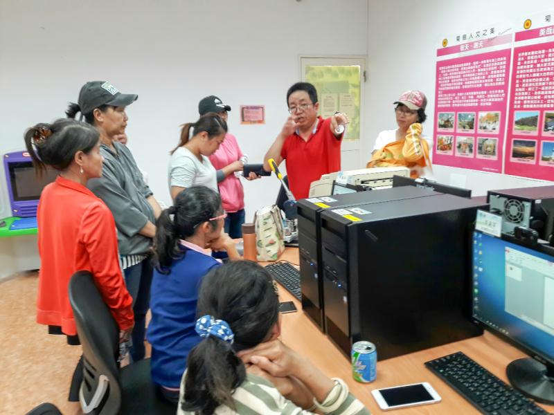 透過胸章機將學員的照片與成果結合