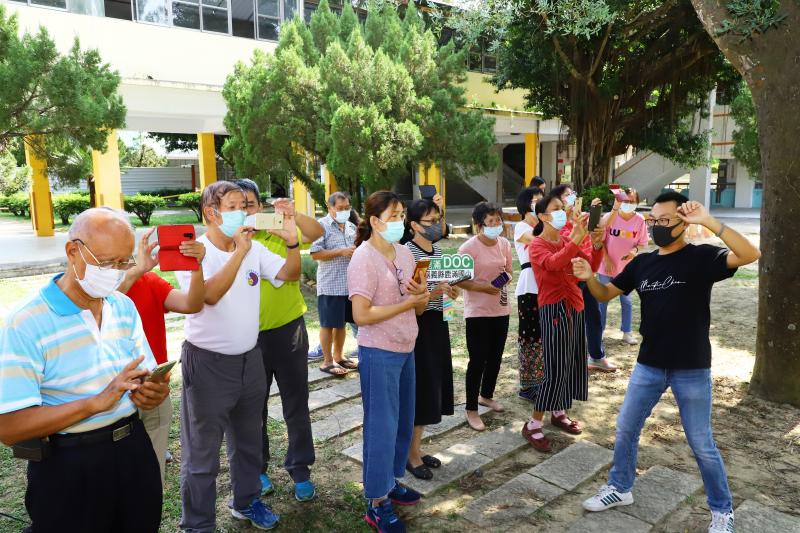 講師帶學員在校園拍攝