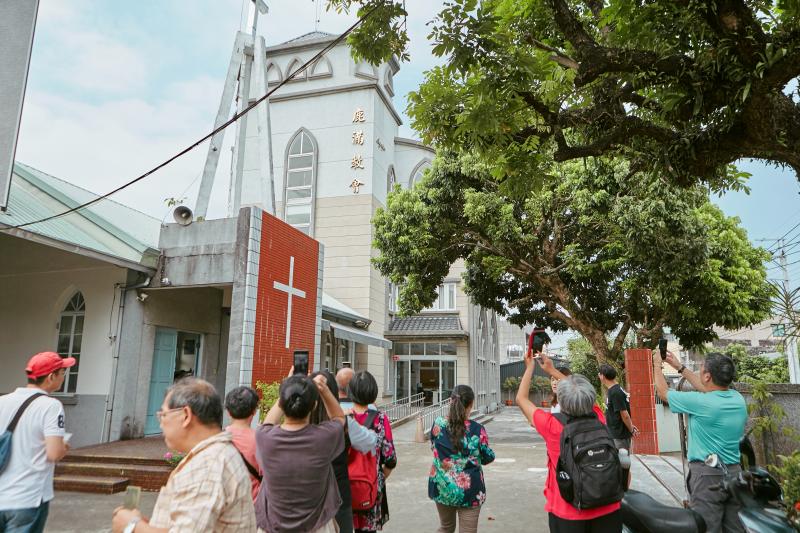 講師帶學員到鹿滿教會站外拍