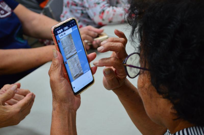 學員在嘗試用line傳照片