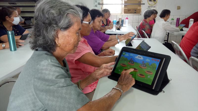 阿嬤用平板自己玩遊戲三