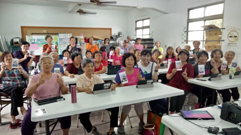 學員開心的拿著相片與老師大合照