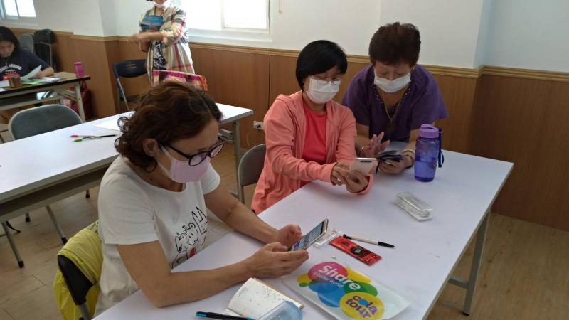 學員互相討論行動支付App安裝與使用，當天有3位學員成功綁定信用卡，2位學員綁定雲端發票。