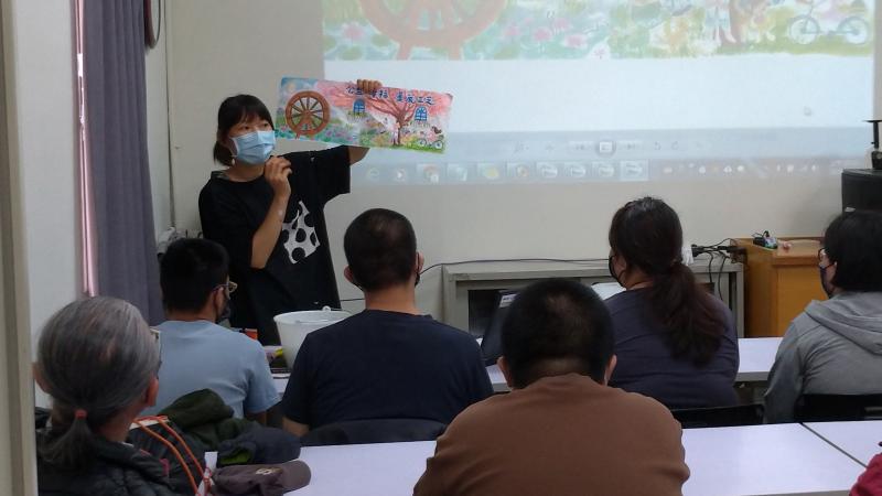 講師介紹要彩繪的內容及學員分工錄影、拍照紀錄