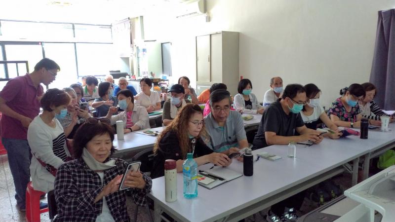 學員認真學習應用軟體操作