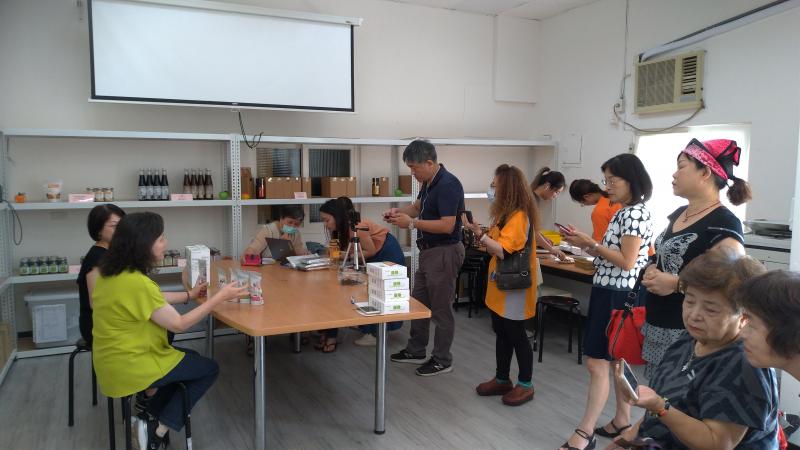 直播開始學員分工-主播主、受訪者、攝影師、小編、、等