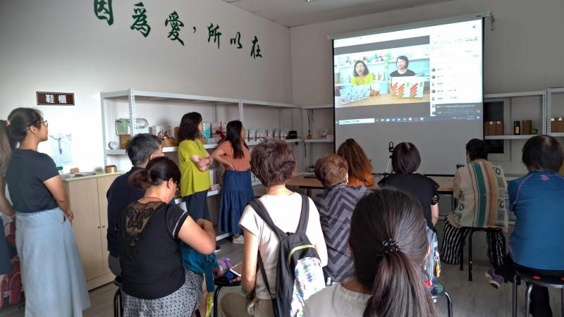 會後大家觀賞直播影片及討論優缼點。