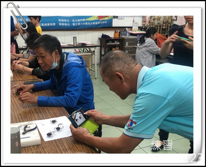 學員於作品完成後為作品拍攝照片