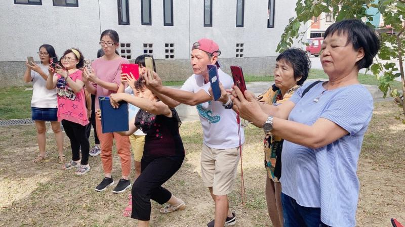 學員認真學習如何拍攝照片