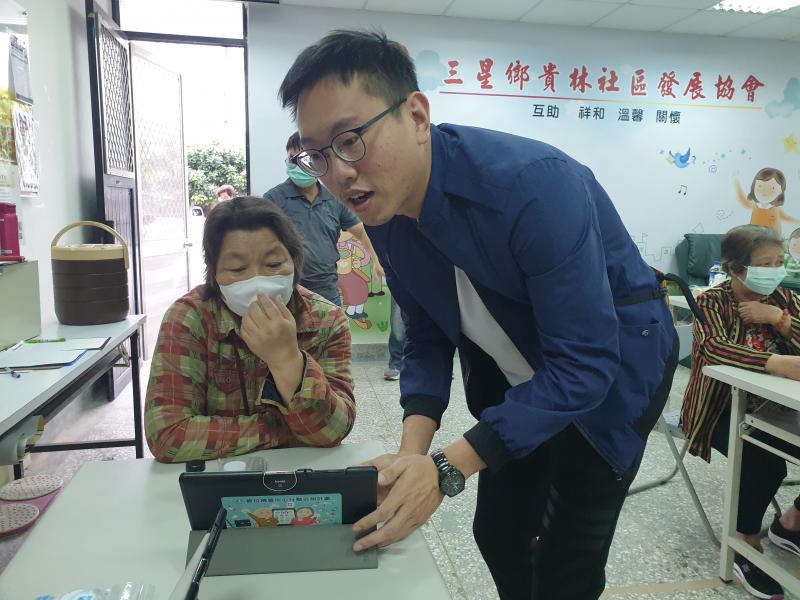 平板比較大台，字也能看得更清楚