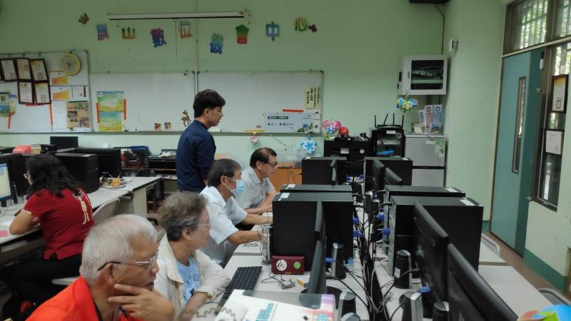 老師指導學員操作