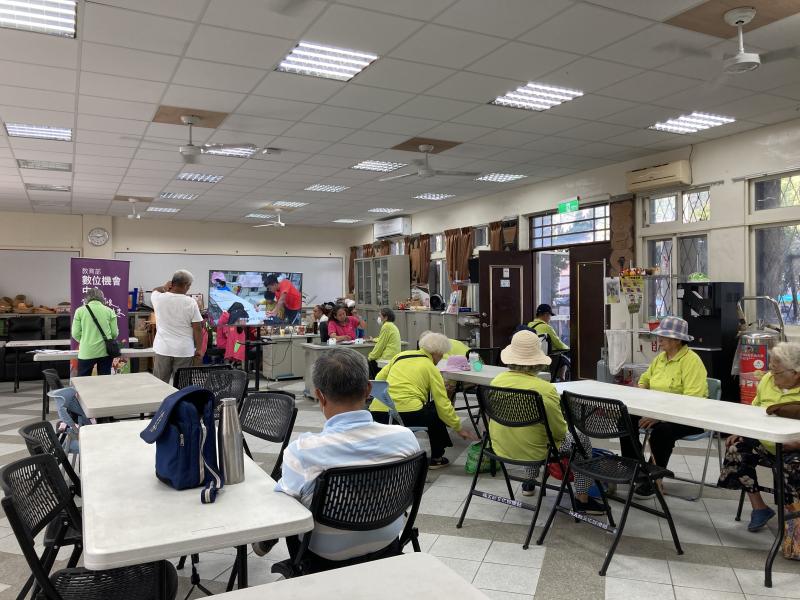 老師以他拍攝的影片來做講解，說明影片拍攝的組成與各項拍攝前應考慮的。