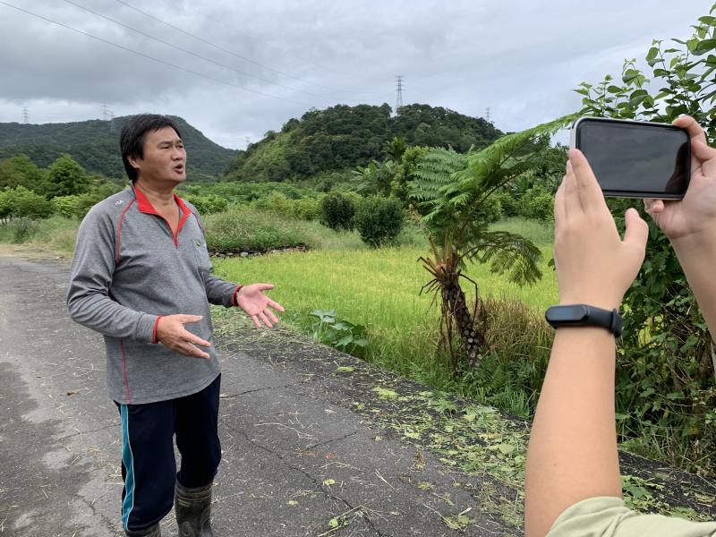 學員正在直播介紹春耕計畫的農地