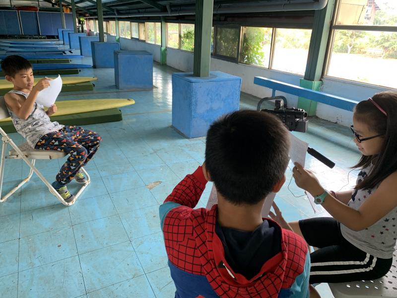 學員們互相錄音一組配音一組監聽錄音品質