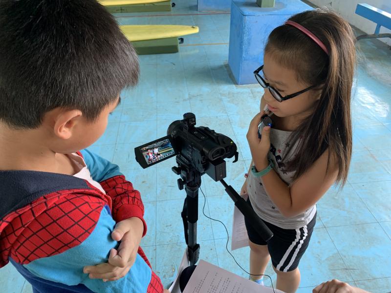 錄完後音後學員們一起檢查錄音的成果