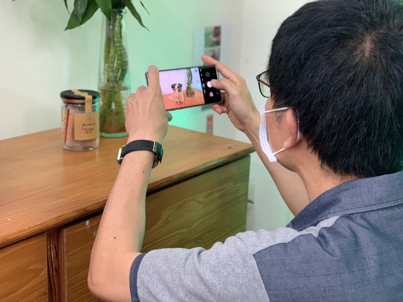 作品完成學員很有成就感練習拍攝商品成果