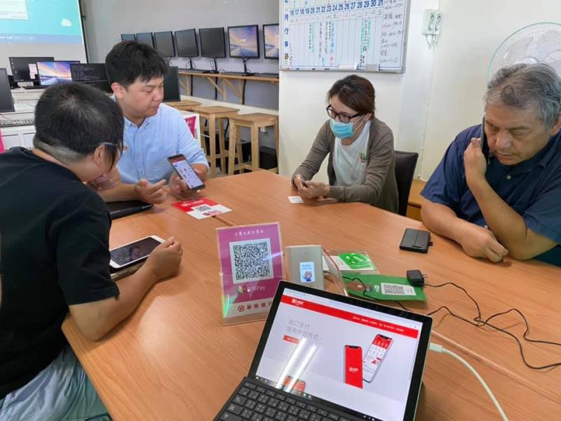 介紹行動支付,協助學員申請個人行動支付帳戶