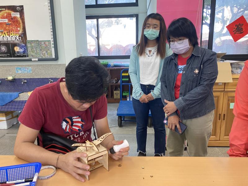 輔導團行動專案-雷雕設計進階班_成品組裝中