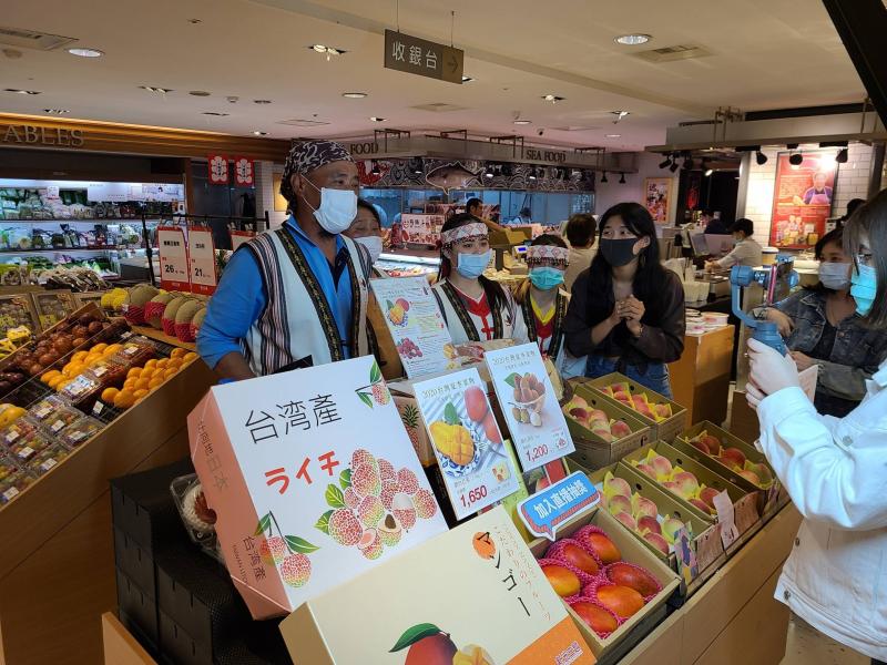 在直播時需要與線上粉絲作互動,設備要記得要用麥克風提高收音品質