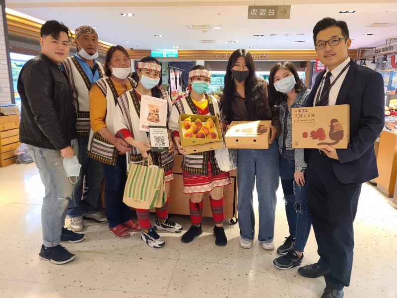 學員上課在新光三越南西店直播中實際運用,大合照