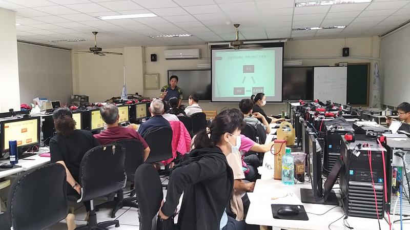 學員認真學習網路電商的知識