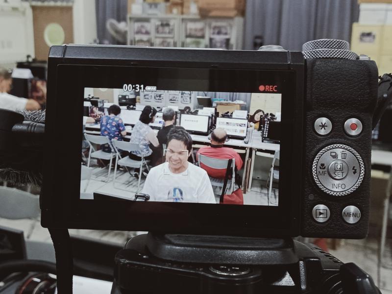 學員對著鏡頭一點兒都不怯場