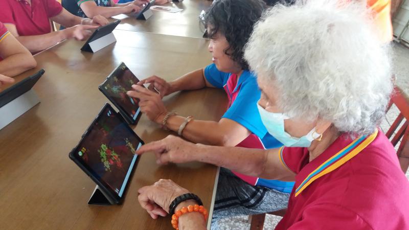 透過玩遊戲來熟悉平板的操作, 用平板切水果真有趣