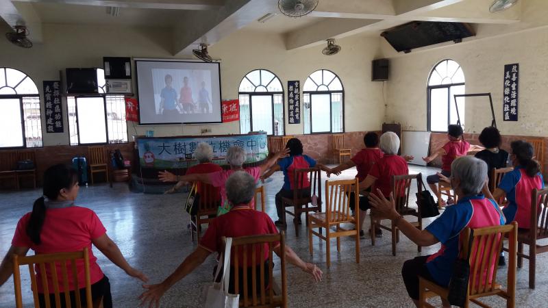 長輩們跟著衛生福利部國民健康署在YouTube上的影片做運動