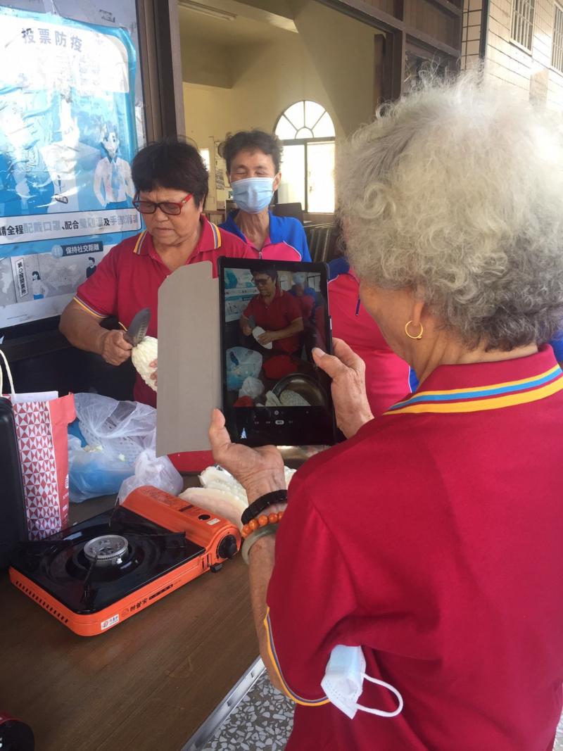 社區長輩學習使用平板, 紀錄製作鳳梨苦瓜雞湯的過程