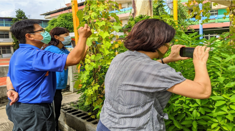 學員練習手機攝影取景