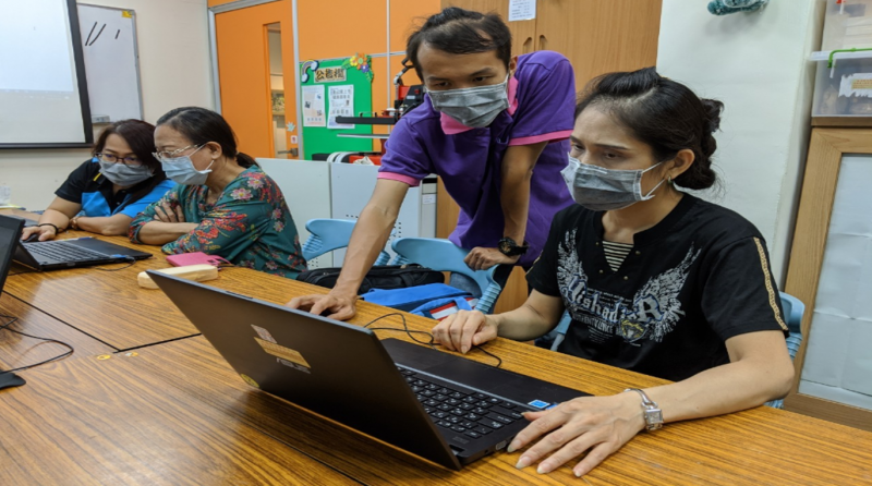 指導學員透過電腦設計VR場景