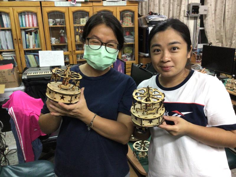 完成品與學員合照秀學習成果