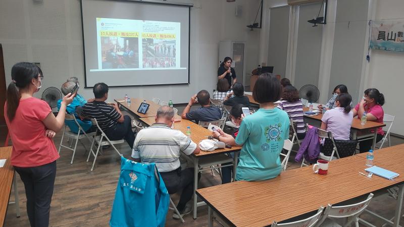 一群社區幹部在學習使用FB